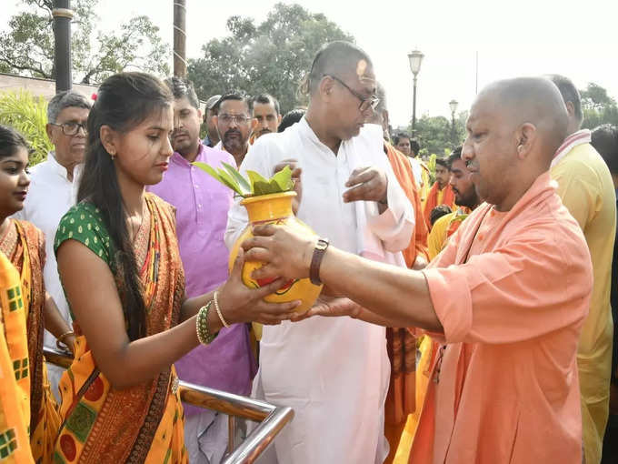 गोरखनाथ मंदिर से निकली कलश यात्रा