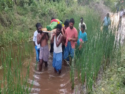 திண்டுக்கல்;  இறந்தவரின் உடலை தூக்கி கொண்டு ஆற்றைக் கடக்கும் அவல நிலை!