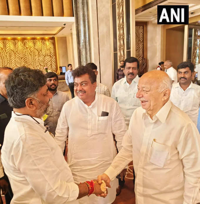 कांग्रेस महासचिव सुशील कुमार शिंदे और अन्य नेताओं ने कर्नाटक कांग्रेस के अध्यक्ष डीके शिवकुमार को उनके 62वें जन्मदिन पर दी बधाई