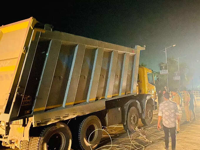 Kozhikode tipper lorry apakadam