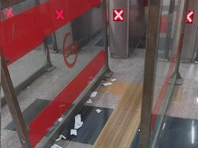 पेपर टिकट से मेट्रो स्टेशनों पर बढ़ रहा कचरा, प्लेटफॉर्म पर गंदगी का यह आलम देख लीजिए 