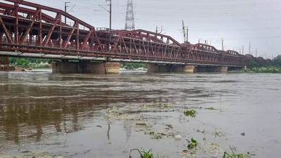 Delhi News: पूजा सामग्री यमुना नदी में न डाल सकें दिल्लीवाले, इसके लिए दो यमुना ब्रिज पर इंतज़ाम