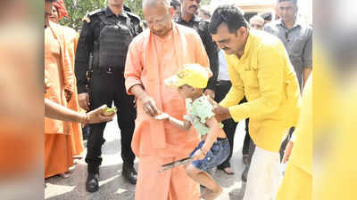 धूप में क्यों खड़ी हो?... गोरखनाथ मंदिर में CM को निहार रही बच्ची का जवाब सुनकर योगी भी हंस पड़े