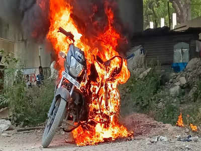 Kanpur News : चाभी खोने से नाराज सिरफिरे ने पेट्रोल डालकर बाइक में लगाई आग, पुलिस ने दर्ज की एफआईआर