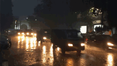 Kolkata Thunderstorm And Rain : দমকা হাওয়ায় লণ্ডভণ্ড, ধুলো ঝড়ের তাণ্ডবে চোখ মুদল কলকাতা
