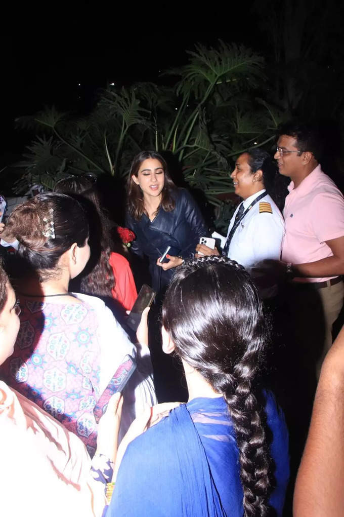 Sara Ali Khan MOBBED At Mumbai Airport