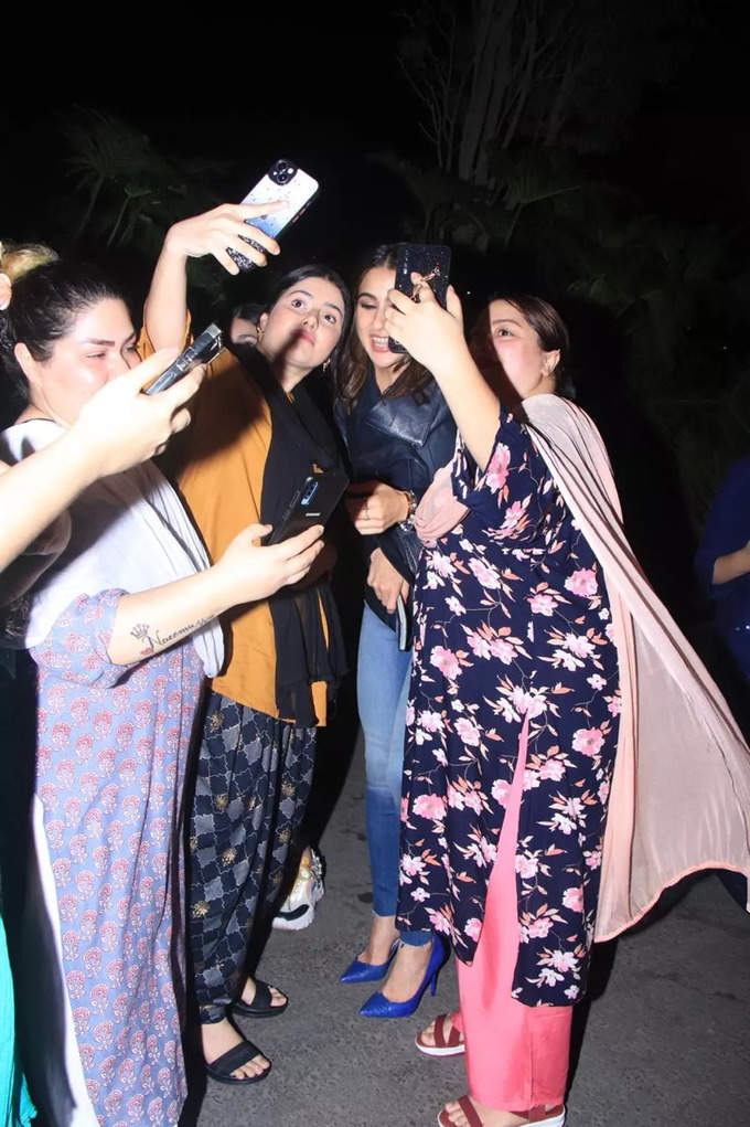 Sara Ali Khan MOBBED At Mumbai Airport