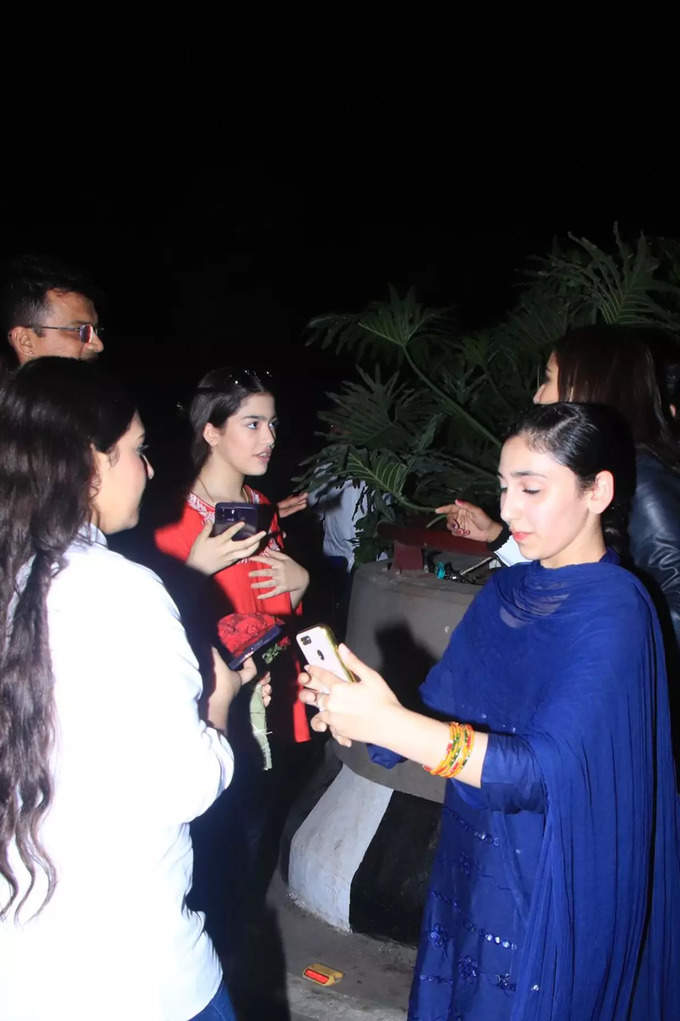 Sara Ali Khan MOBBED At Mumbai Airport