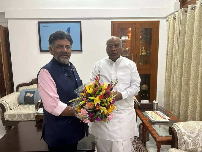 कर्नाटक कांग्रेस अध्यक्ष डीके शिवकुमार ने कांग्रेस के राष्ट्रीय अध्यक्ष मल्लिकार्जुन खरगे से मुलाकात की।