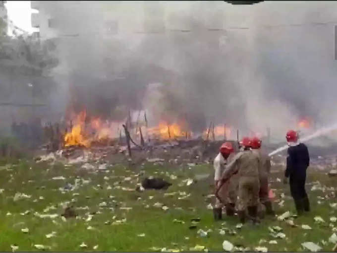 दिल्ली के शास्त्री पार्क सिलेंडर फटने से लगी आग