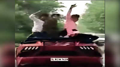 Ghaziabad Video Viral : गाजियाबाद में कार की छत पर बैठकर स्टंट करने का वीडियो वायरल, पुलिस जांच में जुटी