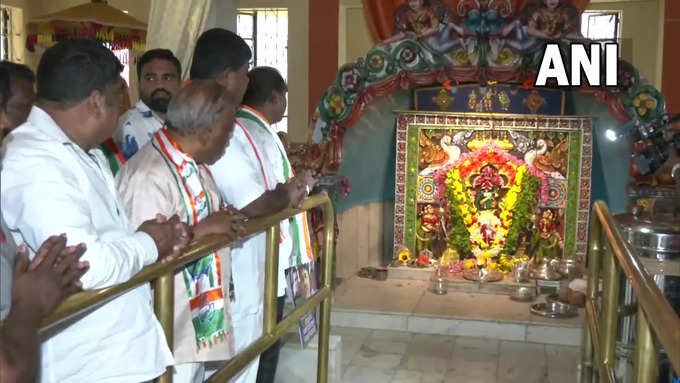कांग्रेस कार्यकर्ताओं ने शपथ ग्रहण समारोह से पहले हनुमान मंदिर में पूजा की।