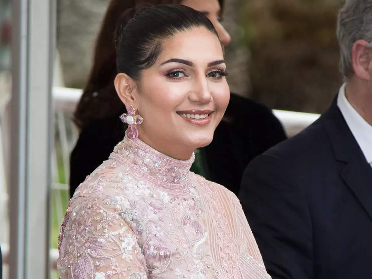 Sapna choudhary Cannes 2023: कान के रेड कारपेट पर चटक-मटक अंदाज में आईं  सपना चौधरी, एकटक देखती रह गई दुनिया - sapna choudhary cannes film festival  2023 debut red carpet photos - Navbharat Times