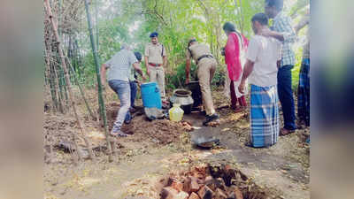 திருச்சி அருகே வீட்டுத் தோட்டத்தில் தயாரிக்கப்பட்ட சாரய ஊரல்கள் அழிப்பு...!