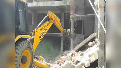 लखनऊ : चिनहट में अपार्टमेंट पर चला बुलडोजर, गोमतीनगर में दो अवैध निर्माण सील