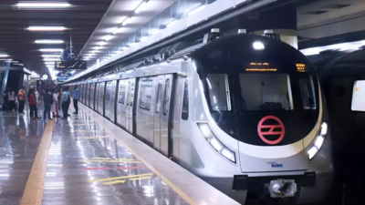 दिल्ली के मैदानगढ़ी में मेट्रो साइट पर बड़ा हादसा, 50 फीट सड़क धंसी, काम में लगी क्रेन दबी
