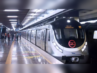 दिल्ली के मैदानगढ़ी में मेट्रो साइट पर बड़ा हादसा, 50 फीट सड़क धंसी, काम में लगी क्रेन दबी 