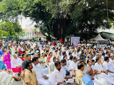 അരി ചാമ്പാന്‍ അരിക്കൊമ്പൻ, കേരളം ചാമ്പാൻ ഇരട്ടച്ചങ്കൻ; സര്‍ക്കാരിന്‍റെ രണ്ടാം വാര്‍ഷികത്തില്‍ സെക്രട്ടറിയേറ്റ് വളഞ്ഞ് യുഡിഎഫ്