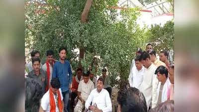 BJP कार्यकर्ताओं का उत्पीड़न कर रहीं झांसी में UP Police की सीओ... आरोप लगा धरने पर बैठे MLA राजीव सिंह पारीछा