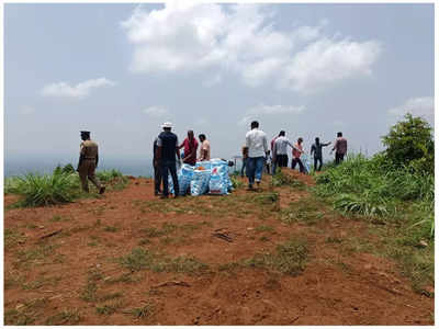 പ്ലാസ്റ്റിക് മാലിന്യം നിറഞ്ഞ് കുറുമ്പാലക്കോട്ട മല; ശുചീകരിച്ച് എക്‌സൈസ് സംഘം