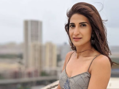 Aahana Kumra:ફોટો ક્લિક કરાવતા ફેને આહના કુમરાની કમર પકડી, એક્ટ્રેસે કહ્યું - મને સ્પર્શ કરશો નહીં 