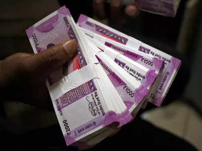 2000 Rupees Note: गुलाबी नोट देखकर लाल क्यों हो जा रहे लोग? जानिए लखनऊ में कहां चल रहा है दो हजार के नोट