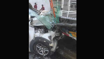 Deoria Accident News: देवरिया में ट्रक से टकराकर उड़े कार के परखच्चे, एक बच्चे सहित 5 लोगों की मौत, 2 घायल