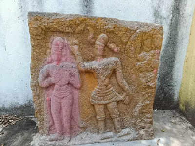 தர்மபுரியில் 300 ஆண்டுகள் பழமையான குறுமன் மக்களின் நடுகல் கண்டெடுப்பு!