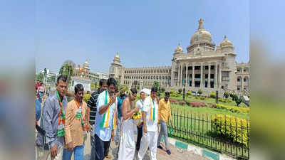 ಗೋಮೂತ್ರದಿಂದ ವಿಧಾನಸೌಧದ ದ್ವಾರ ಶುದ್ಧೀಕರಣಗೊಳಿಸಿದ ಕಾಂಗ್ರೆಸ್ ಮುಖಂಡರು