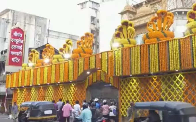 मंदिरात सुंदर सजावट