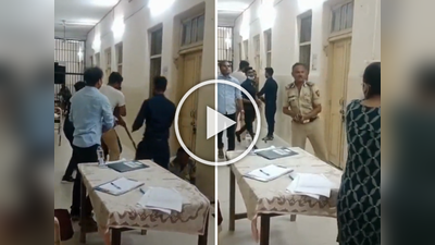 दारू प्यायलेल्या पोलीसाला कैद्यानं केली मारहाण, झाडूनं मारतानाचा व्हिडीओ व्हायरल