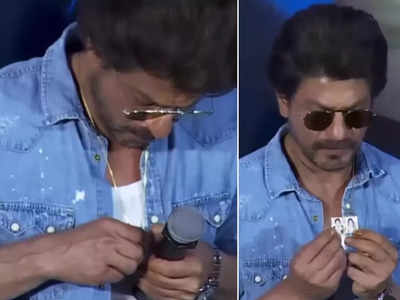 Shah Rukh locket: माता-पिता की फोटो हमेशा सीने से लगाए रहते हैं शाहरुख खान, इमोशनल कर रहा ये थ्रोबैक वीडियो 