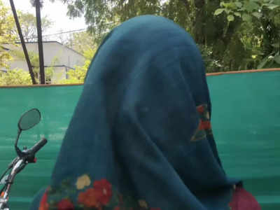 Chhatarpur News: बेटी के साथ छेड़छाड़ की शिकायत करने आई मां को पुलिस ने बना दिया पीड़ित