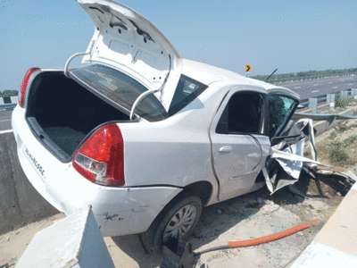 Barabanki में Purvanchal Expressway पर डिवाइडर से भिड़ी तेज रफ्तार कार, दंपती की मौत, 4 घायल