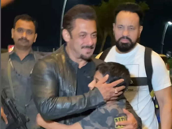 A fan runs towards salman khan A fan runs towards salman khan
