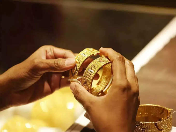people buying expensive gold