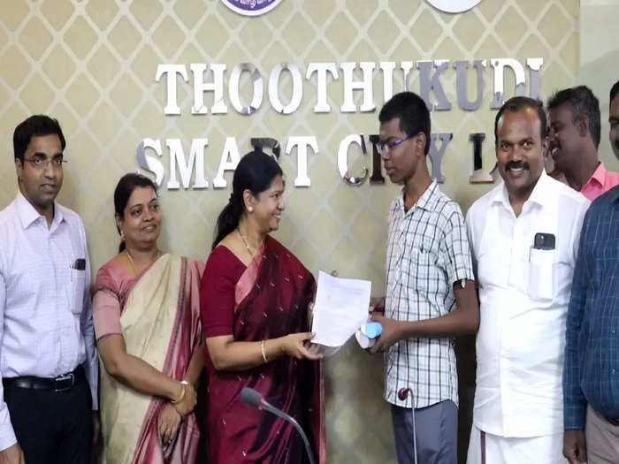 kanimozhi fulfilled the students request  in thoothukudi