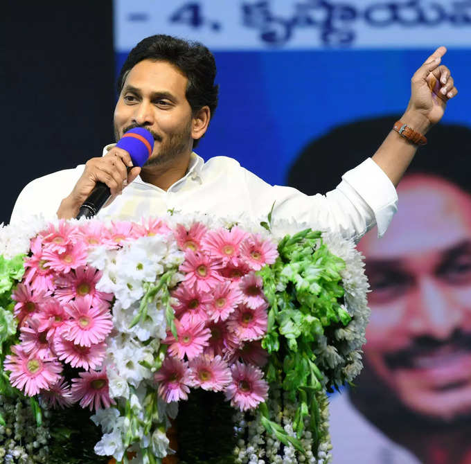 అమరావతిలో పండగలా ఇళ్ల పట్టాల పంపిణీ