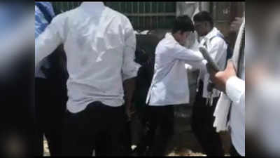 Gwalior Live News Today: मेडिकल कॉलेज के दो छात्र गुटों में मारपीट, बीच सड़क पर जमकर चले लात-घूंसे