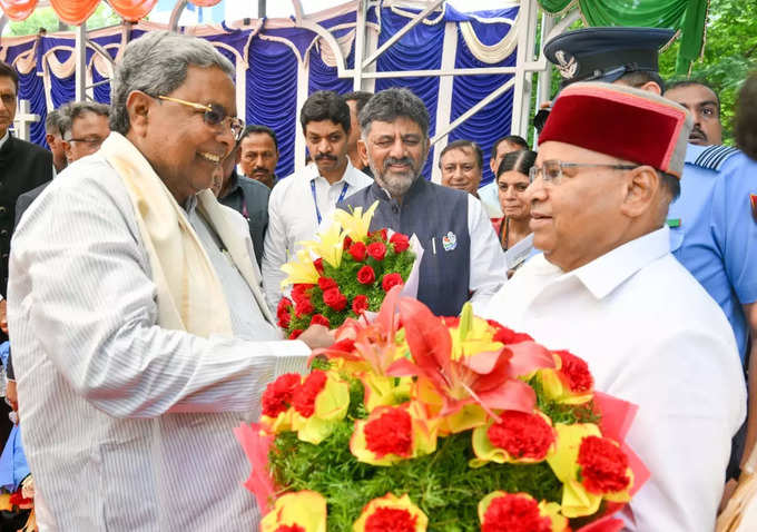 ರಾಜ್ಯಪಾಲರನ್ನು ಸ್ವಾಗತಿಸಿದ ಸಿಎಂ ಸಿದ್ದರಾಮಯ್ಯ