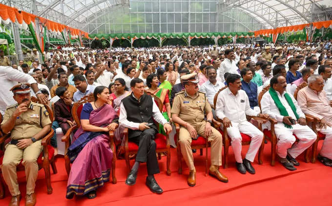 ನೂತನ ಸಚಿವರ ಪ್ರಮಾಣ ವಚನಕ್ಕೆ ಸಾಕ್ಷಿಯಾದ ಜನಸ್ಥೋಮ