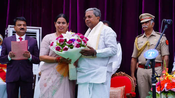 ಏಕೈಕ ಮಹಿಳಾ ಸಚಿವೆ ಲಕ್ಷ್ಮೀ ಹೆಬ್ಬಾಳ್ಕರ್‌ ಅವರನ್ನು ಅಭಿನಂದಿಸಿದ ಸಿಎಂ