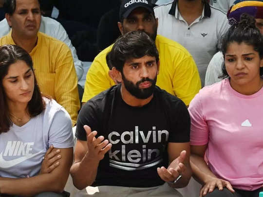 bajrang punia share video emergency wrestler protest - साक्षी-विनेश के बीच  लड़ाई, बजरंग पूनिया ने क्यों कहा इमरजेंसी है?