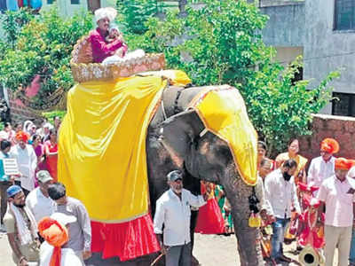 అమ్మాయి పుట్టిందని.. ఏనుగు అంబారీపై ఊరేగింపుగా తీసుకొచ్చి స్వాగతం పలికి కుటుంబం