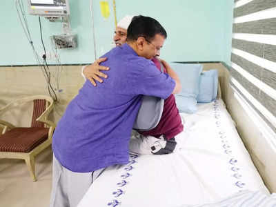अरविंद केजरीवाल ने सत्येंद्र जैन को बताया हीरो, अस्पताल में मिलकर लगाया गले