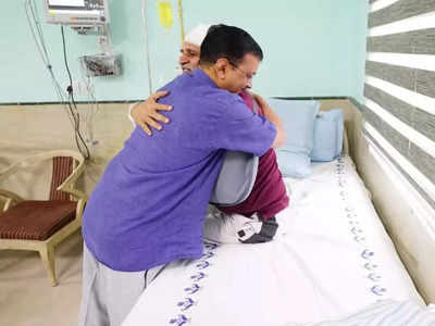 અરવિંદ કેજરીવાલે સત્યેન્દ્ર જૈનને ગણાવ્યા હીરો, હોસ્પિટલમાં જઈને પૂર્વ મંત્રીને ભેટી પડ્યા CM