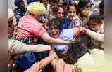 Wrestler Protest New Parliament Building: দিল্লিতে দঙ্গল! নয়া সংসদ উদ্বোধনের মাঝেই টেনে হিঁচড়ে পুরস্কারপ্রাপ্ত কুস্তিগিরদের প্রিজন ভ্যানে তুলল পুলিশ