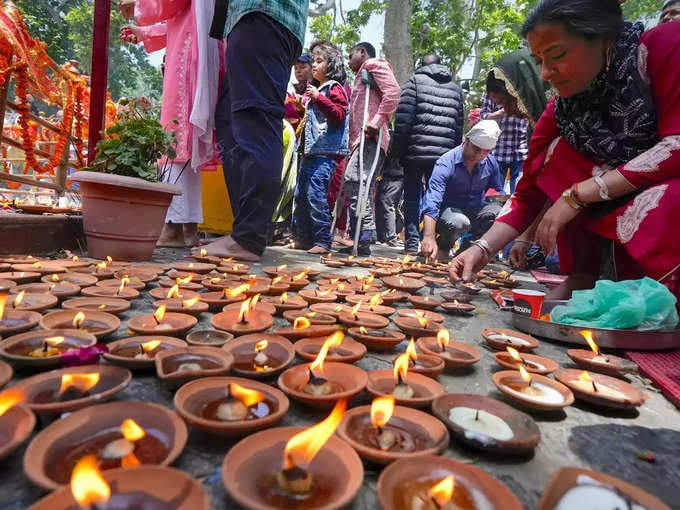 कश्मीर वापसी की प्रार्थना के लिए आए हैं