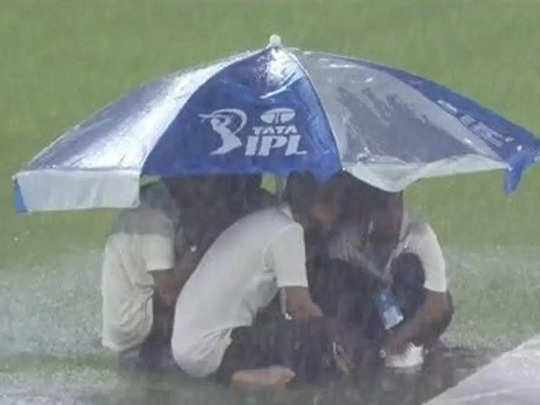 जिद्दीला सलाम! एका छत्रीत ६ जण, मुसळधार पावसात हार मानली नाही; IPL फायनलच्या खऱ्या हिरोंचे कौतुक 