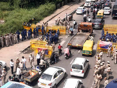 दिल्ली के सभी बॉर्डर पूरे दिन बने रहे छावनी, गाड़ियों की चेकिंग से लगा रहा जाम